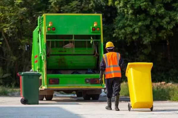 Уборщик мусора - важная профессия, которая значительно влияет на чистоту и порядок в городе